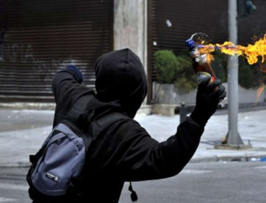 Μολότοφ κατά των ΜΑΤ στα Εξάρχεια λίγο μετά τα μεσάνυχτα